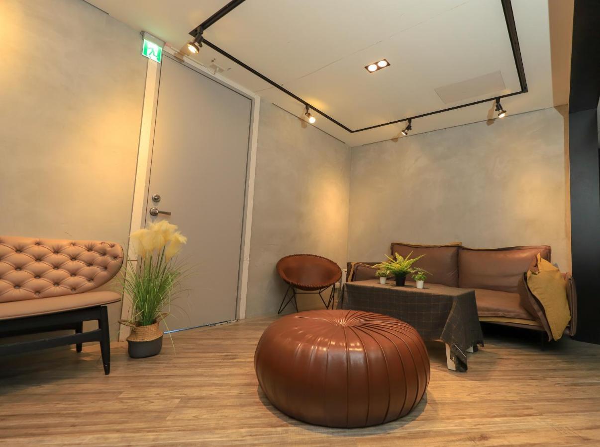 Easylazy Inn Taichung Buitenkant foto